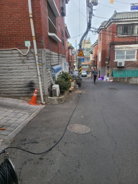 최신 고압세척기로 단숨에 해결-8-노즐을 문제가있는 배관에 넣고