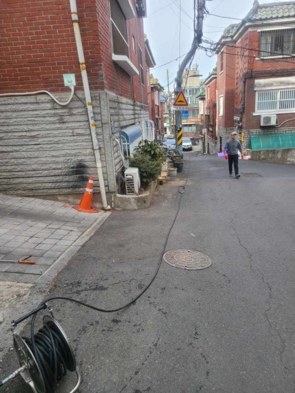 최신 고압세척기로 단숨에 해결-9-노즐을 문제가있는 배관에 넣고